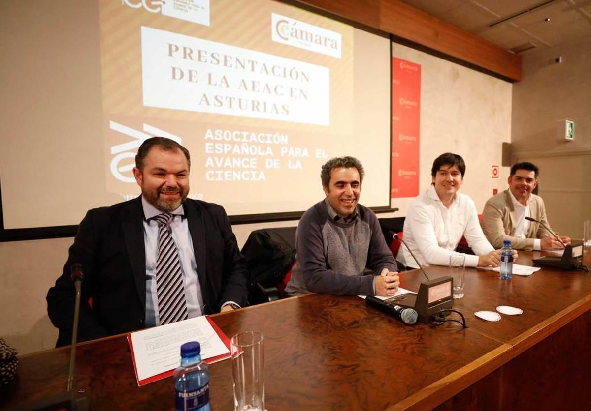Por la izquierda, Carlos Paniceres, Víctor Ladero, Borja Sánchez y Fidel Rodríguez, ayer, en la Cámara de Comercio de Oviedo, durante la presentación del colectivo.
