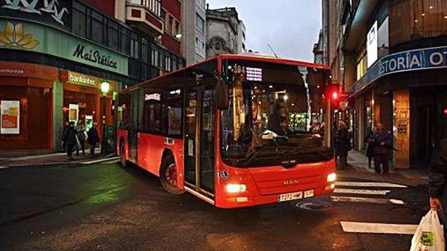 Un autobús gira de San Andrés hacia Rúa Alta.