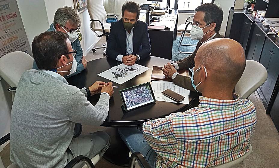 La reunión de los técnicos de Adif con Nacho Cuesta, en el centro, y el director general de Infraestructuras, Ignacio Latierro, a la izquierda. | LNE