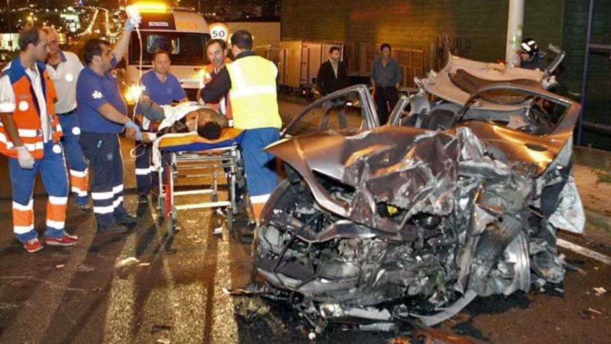 Los servicios de emergencia asisten al conductor fallecido en el accidente de la Avenida de Madrid.