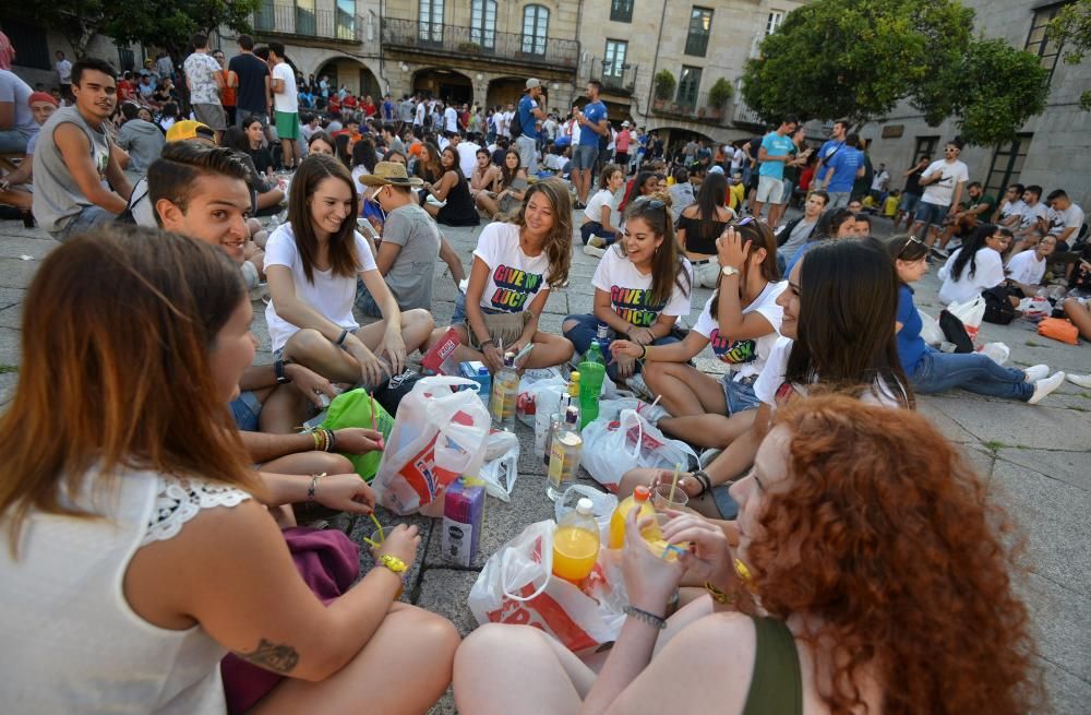 Cientos de jóvenes toman el centro histórico en la primera “noche de peñas” de 2017