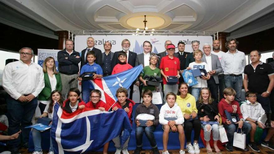 Foto de los premiados, ayer junto a organizadores y autoridades, en el Náutico de Vigo. // FdV