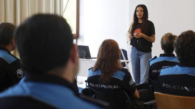 La educadora social y agente de igualdad Lucía Pereda Pérez, durante una de las sesiones con la Policía Local.