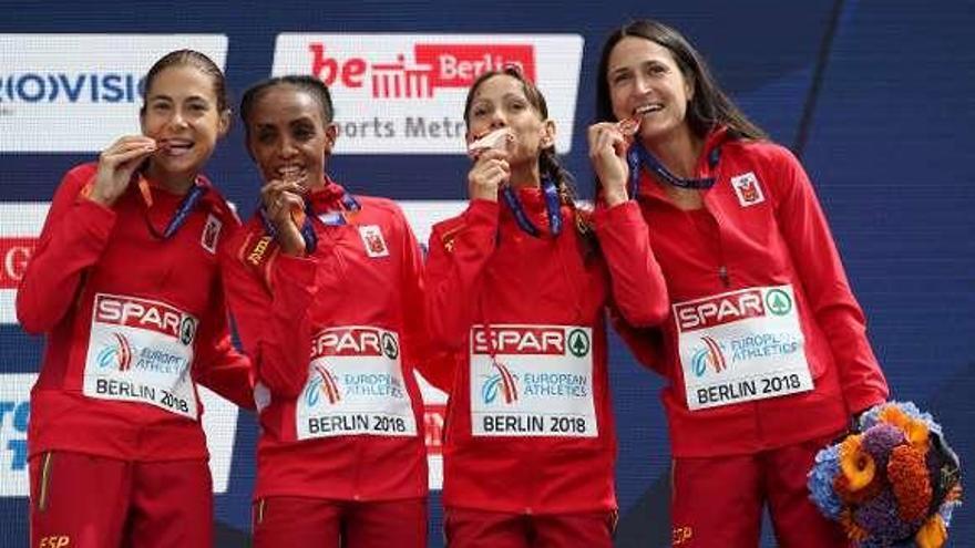 El equipo femenino, con la medalla de bronce ya en el cuello.