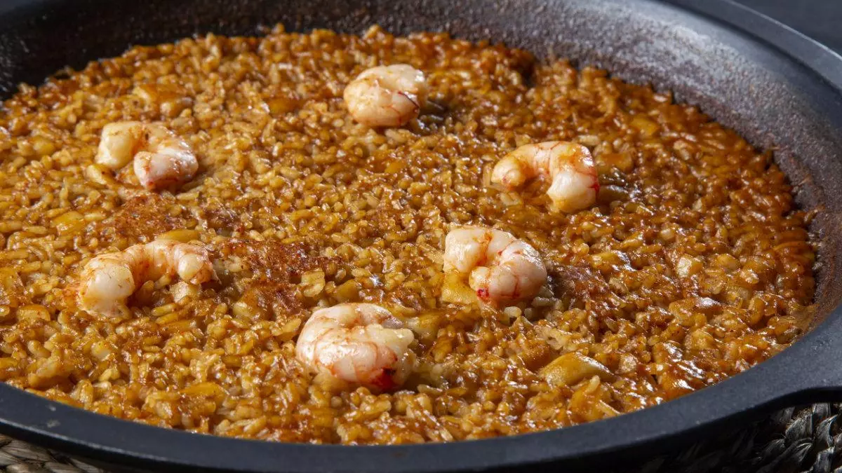 La receta del arroz a banda del restaurante Dársena: el sabor más auténtico de la bahía de Alicante