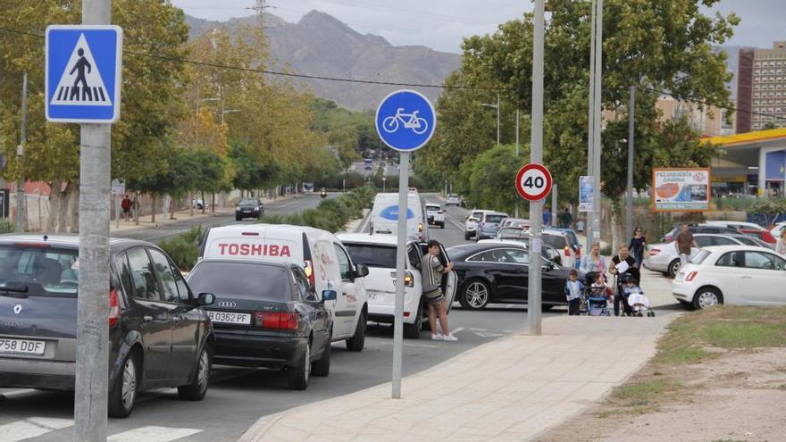 Numerosos coches acuden al centro a dejar o recoger a los niños.