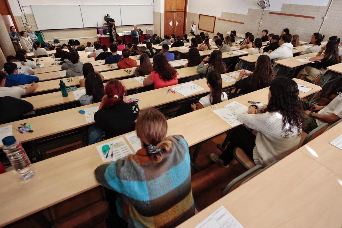 Alumnos participantes en exámenes de la Universidad de La Laguna.