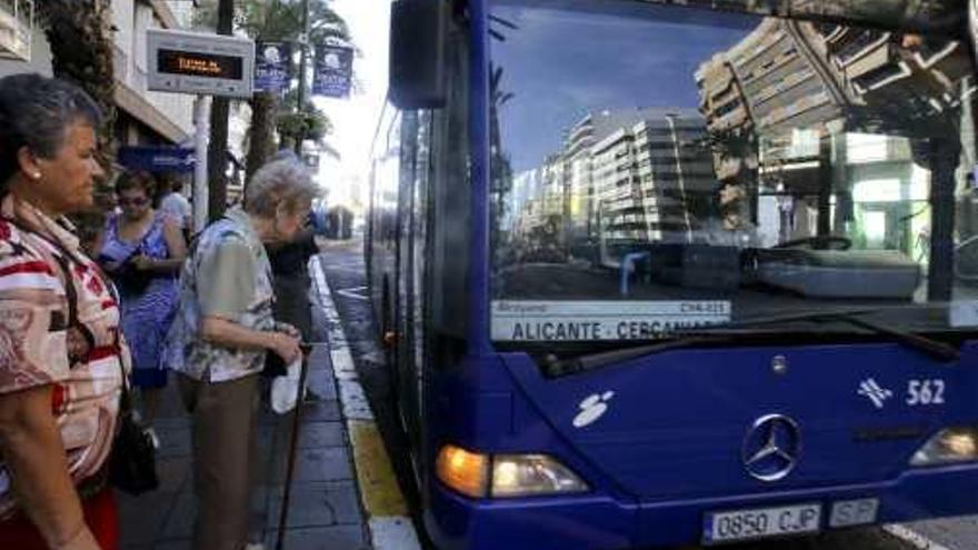 Imagen de un autobús del servicio interurbano.