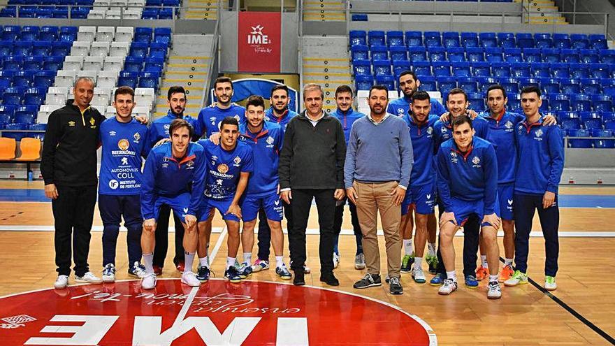 La plantilla del Palma, José Tirado, Antonio Vadillo y Guillermo Carbonero posan en Son Moix. palma futsal