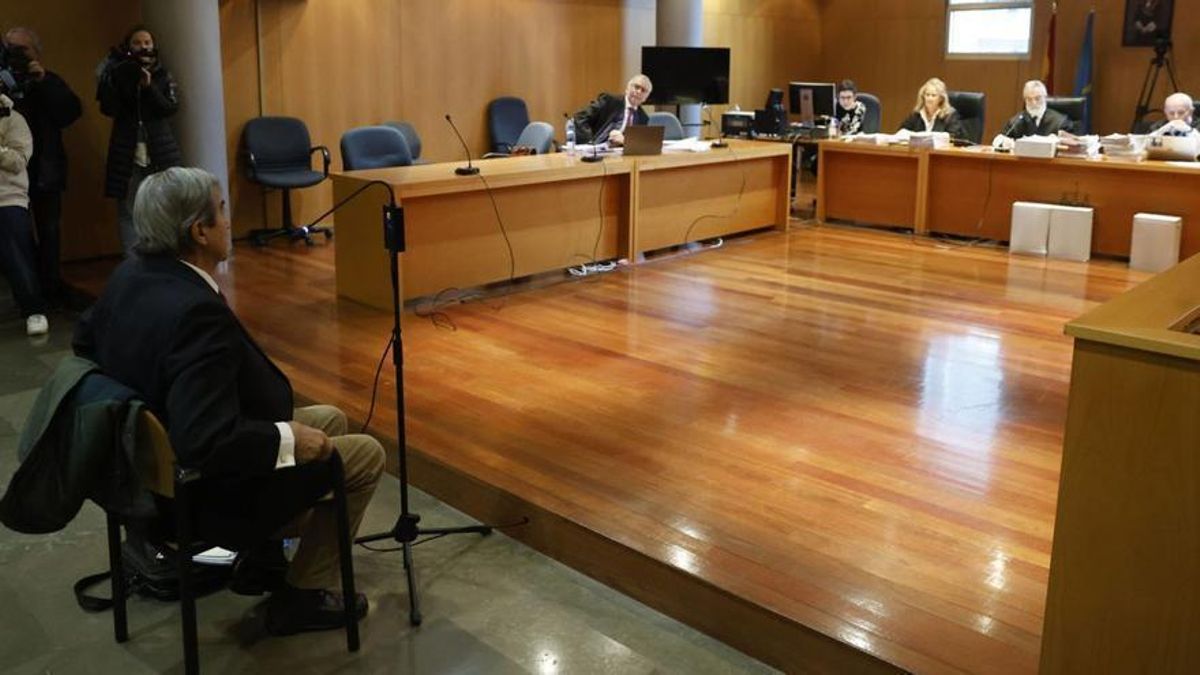 Francisco Álvarez-Cascos, ayer, sentado ante el tribunal que le juzga, presidido por Javier Domínguez Begega, en la Audiencia Provincial.