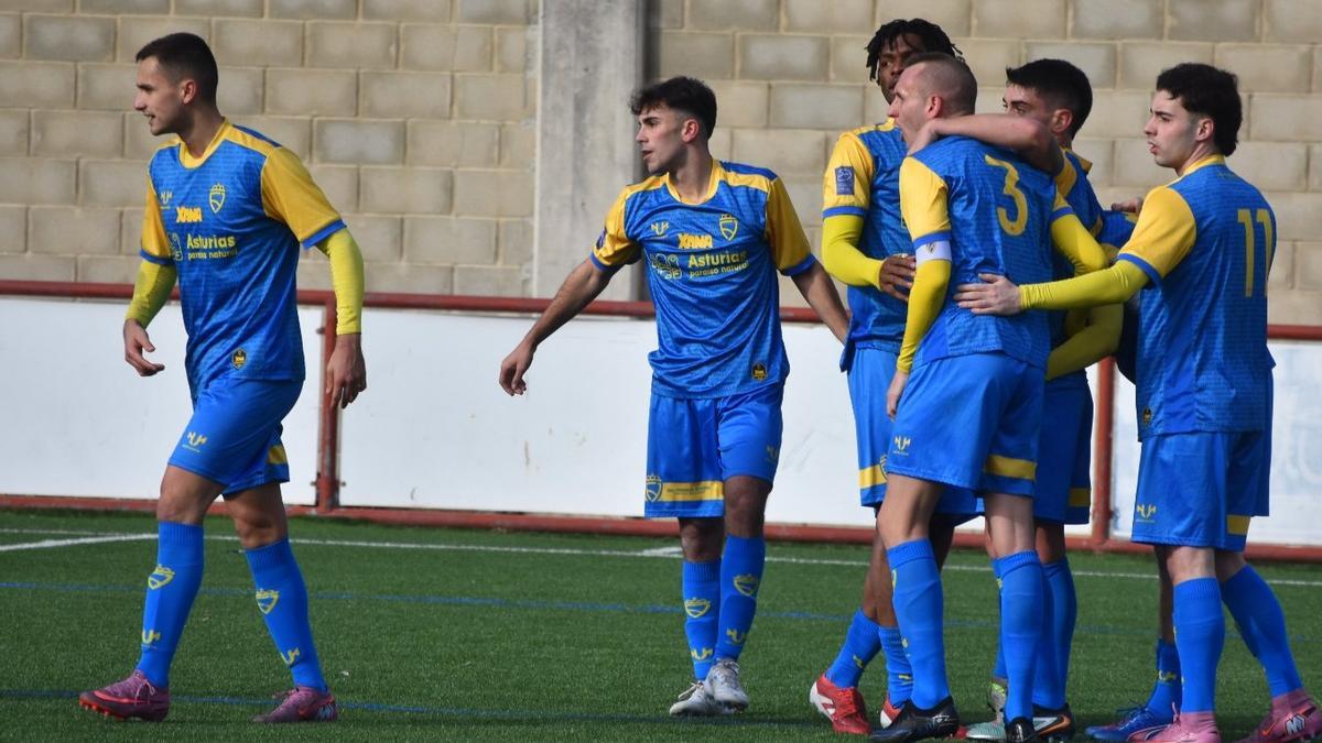 Los jugadores de la selección asturiana celebran uno de los tantos ante Cantabria