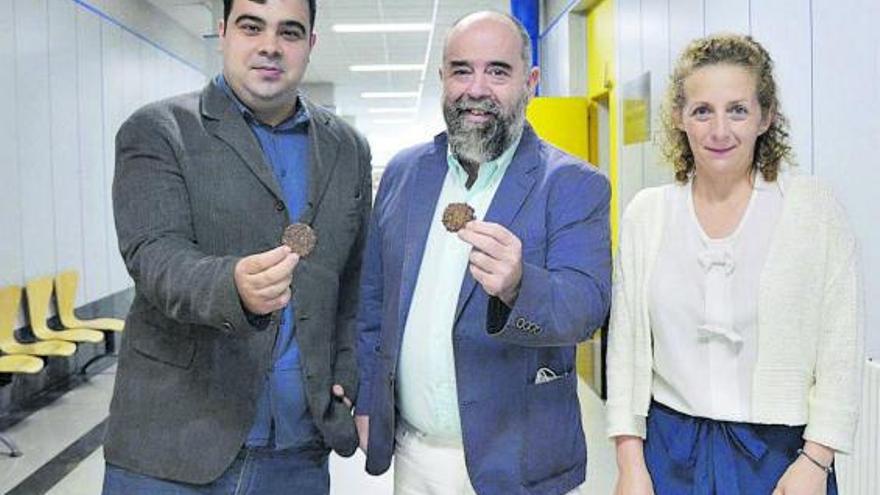 Alonso Díaz (centro), con Sidonia Martínez, en la Facultad de Ciencias. |   // FDV 