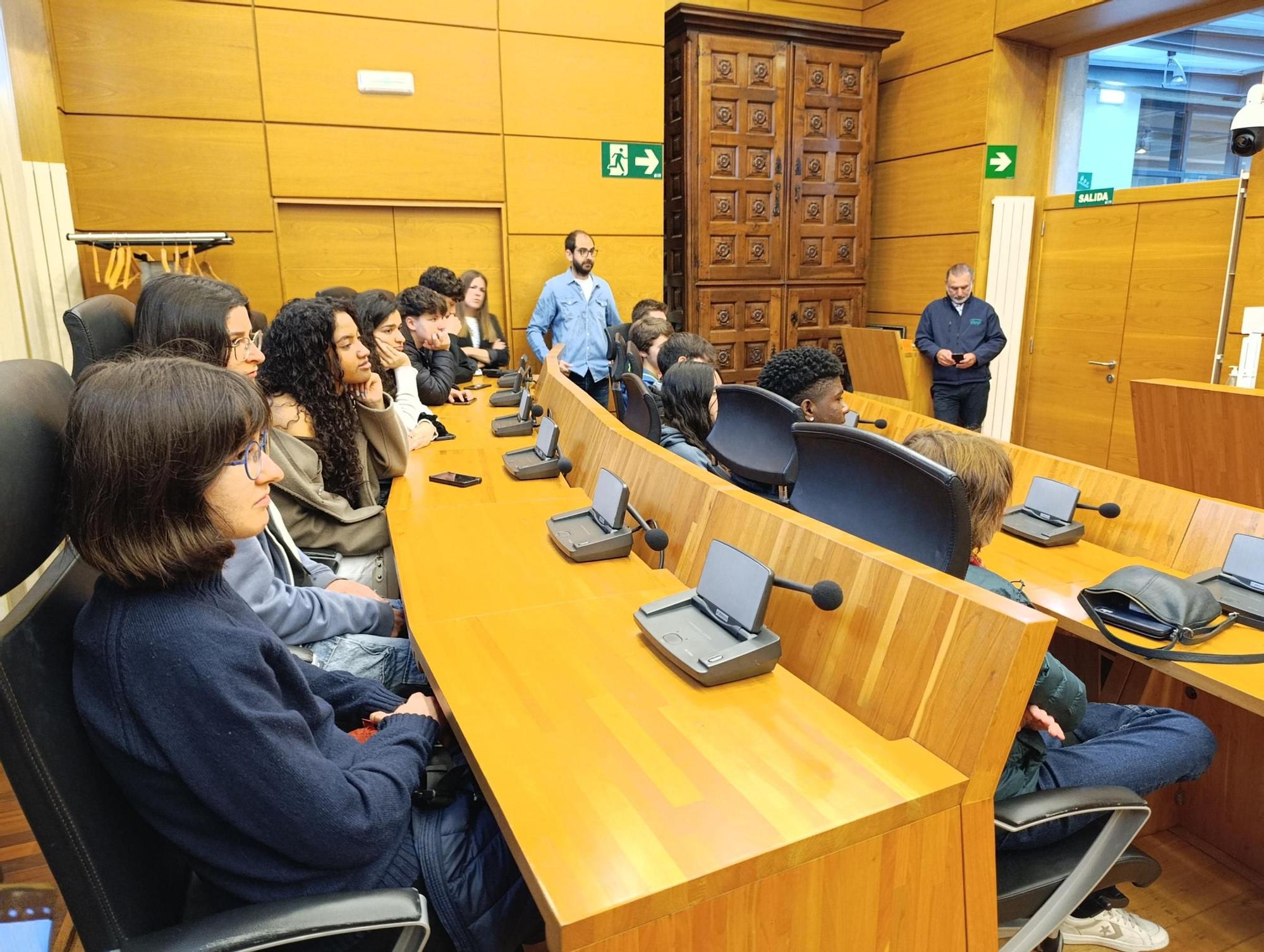 La visita de la Banda de Música del Conservatorio de Sabadell al Ayuntamiento de Siero, en imágenes