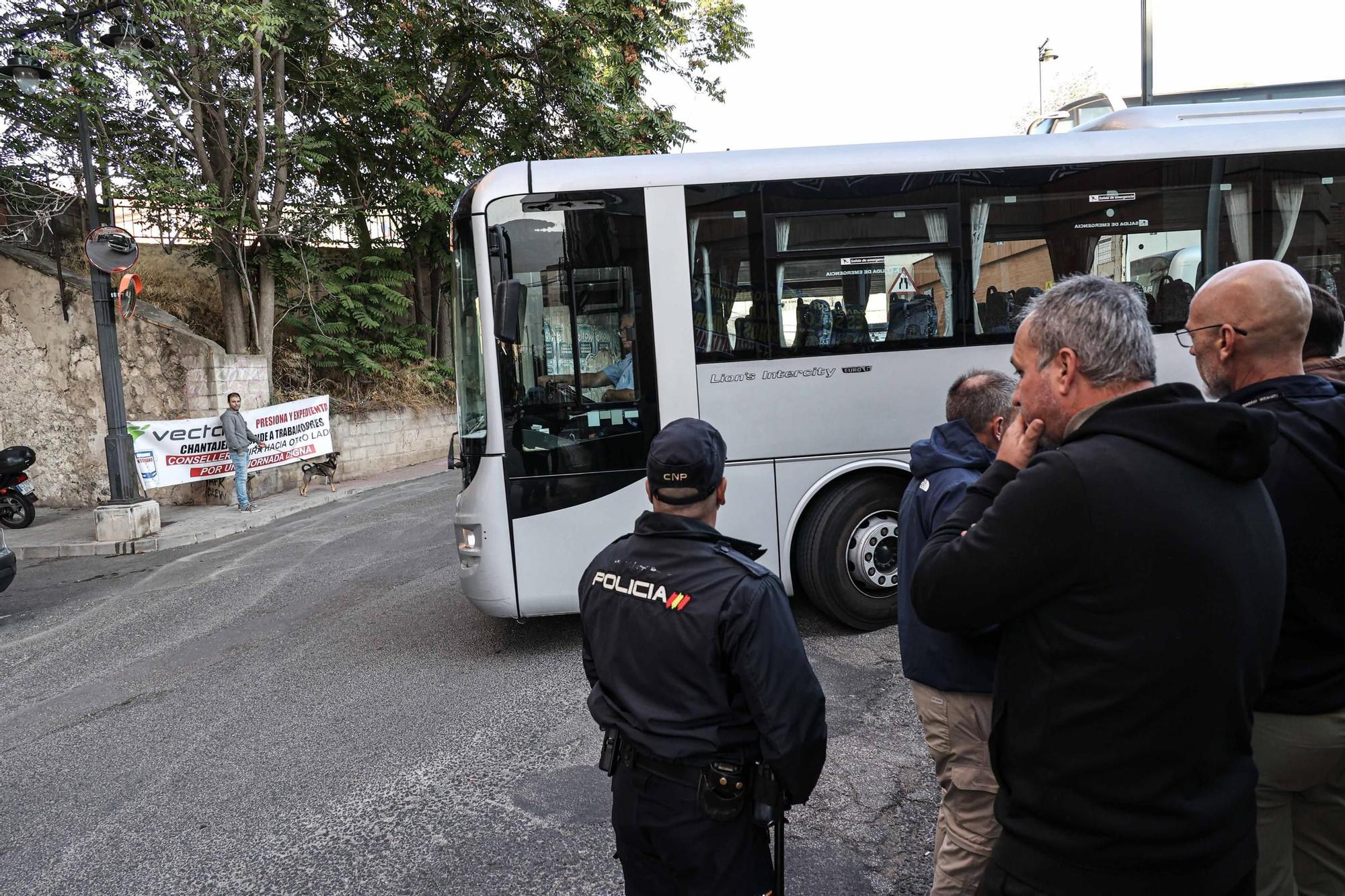 Imágenes de la huelga de los trabajadores de Automóviles La Alcoyana Vectalia