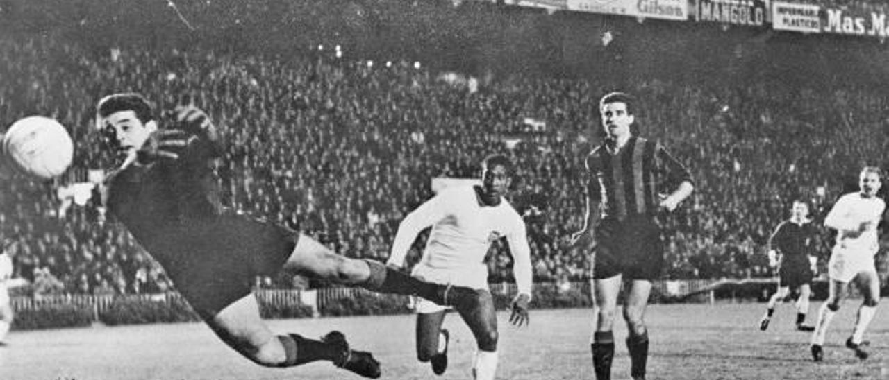 Waldo y Guillot formaron una gran delantera. Este fue un partido contra el Inter en Mestalla.