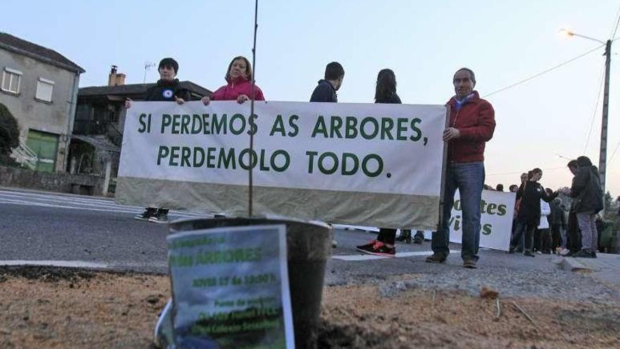 Ríos Limpos repartiendo árboles en Seixalbo. // Jesús Regal
