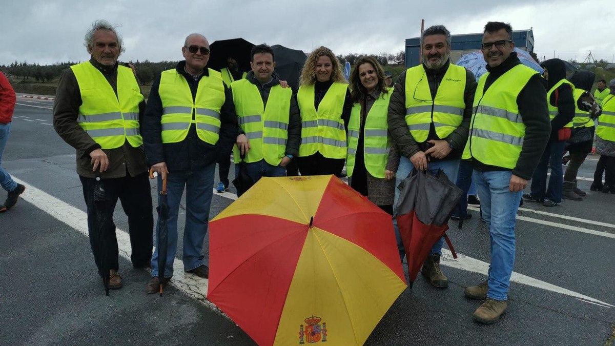 Integrantes de Ceal apoyando a los agricultores.