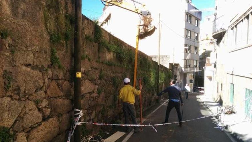 Operarios apuntalando el muro de Coutadas. // A. Blanco