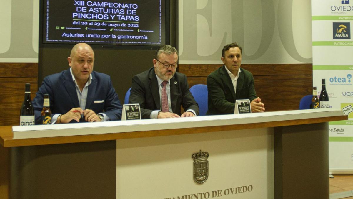 Por la izquierda, Iván de la Plata, Alfredo García Quintana y Fernando Corral, ayer, durante la presentación del XIII Campeonato de Asturias de Pinchos y Tapas, celebrada en el Ayuntamiento de Oviedo. | Jaime Casanova