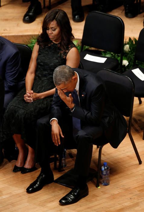 Obama ha participado, junto a su esposa y el expresidente George W. Bush, en el homenaje a los cinco policías asesinados.