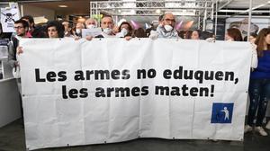 Varias decenas de manifestantes simulan el precinto y fumigación del stand.