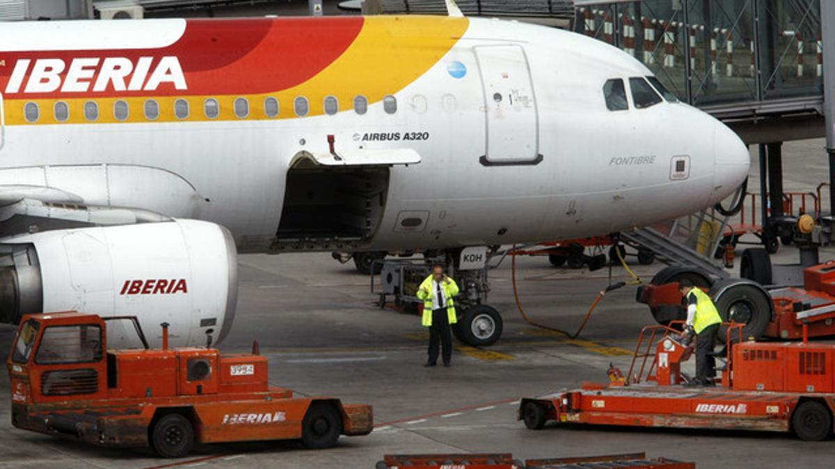 Un avión de Iberia, en el aeropuerto de Barajas.