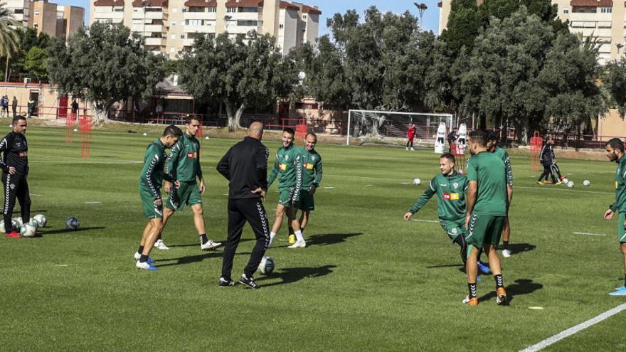 Los jugadores del Elche entrenando en el polideportivo de Altabix