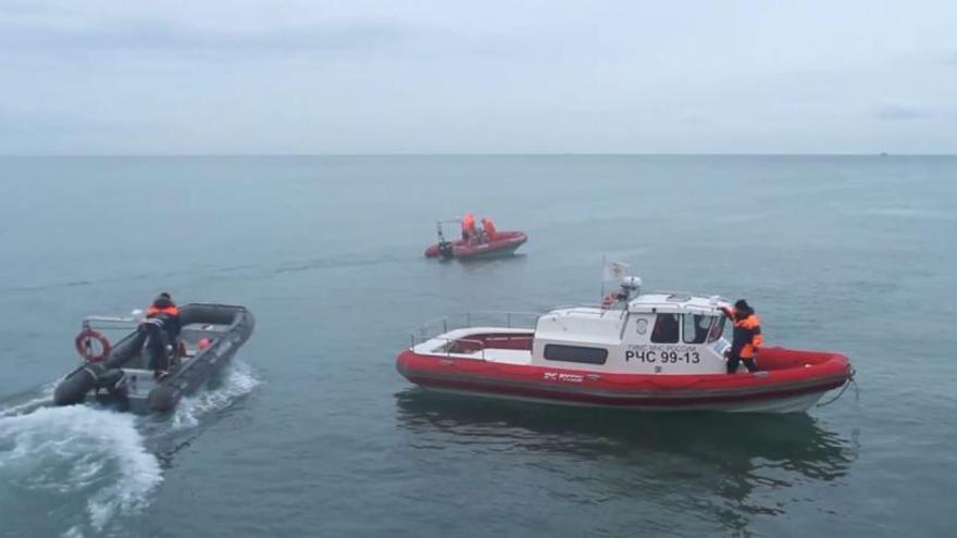 Equipos de rescate busan restos del avión en el mar Negro.