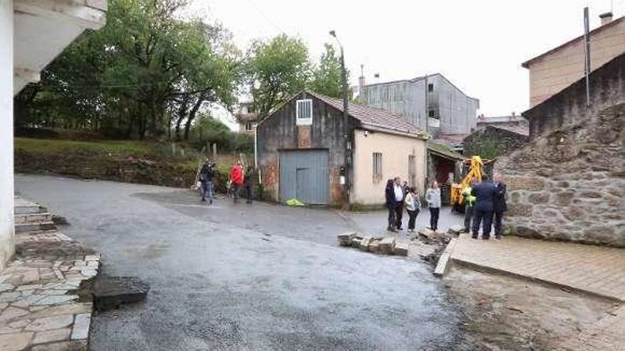 Visita ayer a las obras de la calle Regueiro, en A Cañiza. // A. Hernández