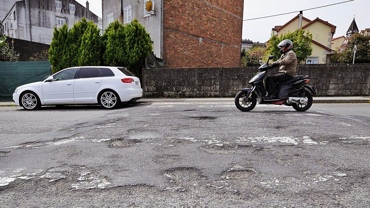 Estado lamentable de paso
de peatones elevado en la 
Rúa 25 de Xullo. | // BERNABÉ/J.LALÍN