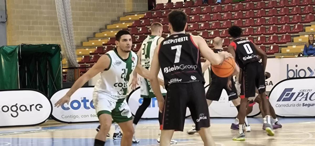 Alberto Moreno defiende a un rival.