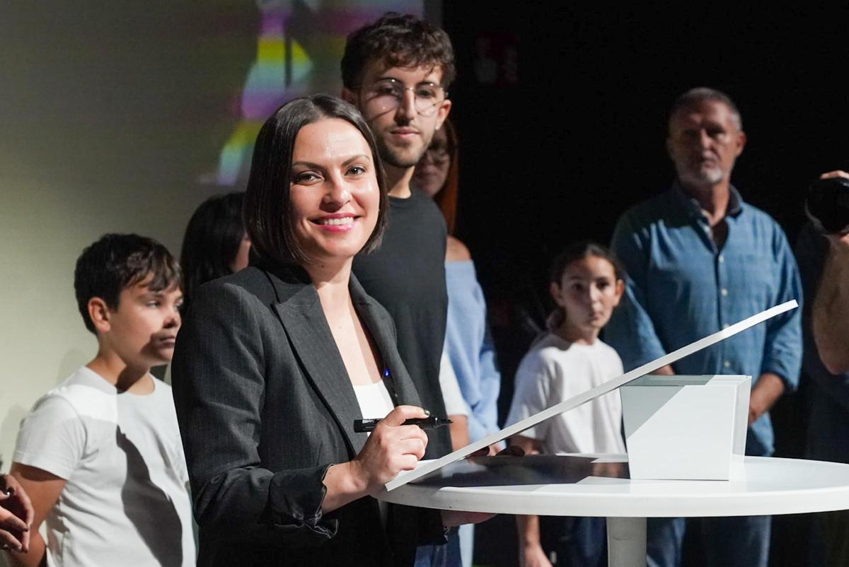 La consejera de Universidades, Ciencia, Innovación y Cultura, Migdalia Machín; durante la firma del pacto de divulgación científica.