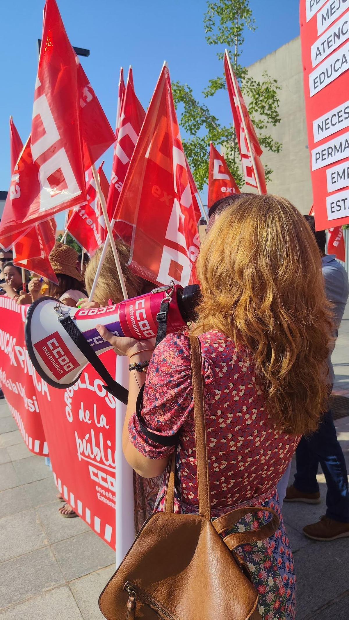 La protesta del personal de apoyo educativo ante Educación, en imágenes