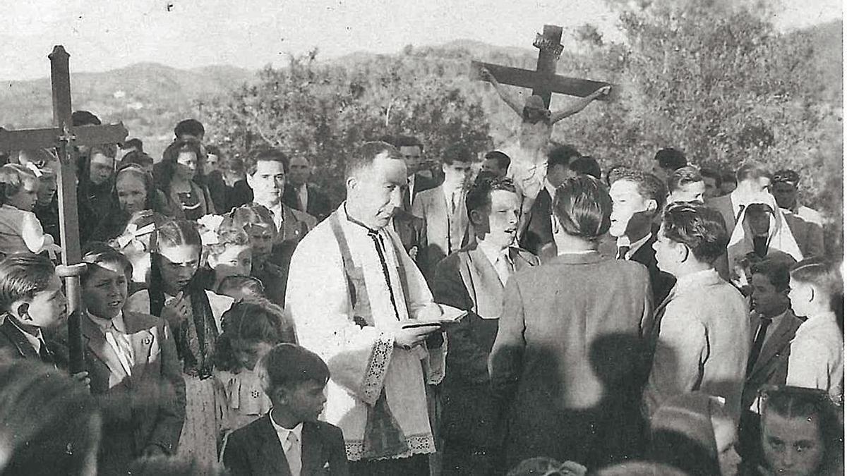 Imagen de los tradicionales ‘Passos’ de Sant Miquel, con el párroco Joan Clapés ‘Durban’. | COLECCIÓN JOAN MARÍ RIERA