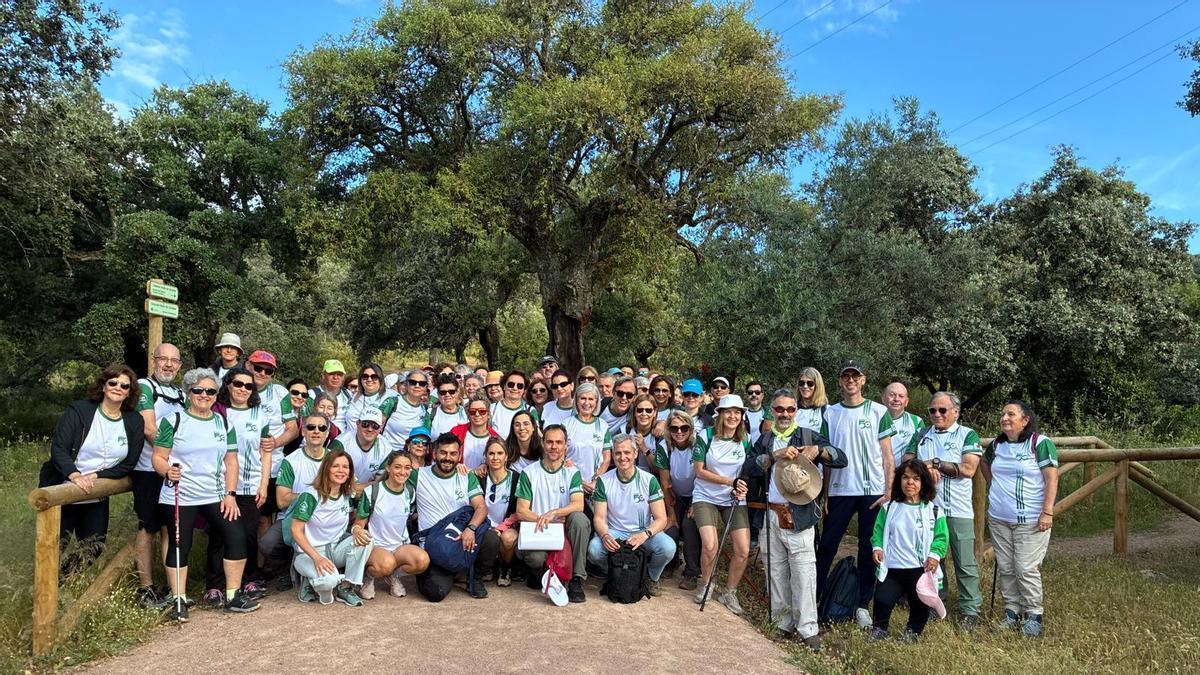 Un centenar de profesionales del Reina Sofía realizan una marcha por el cinturón verde de Córdoba por el 50º aniversario del hospital.
