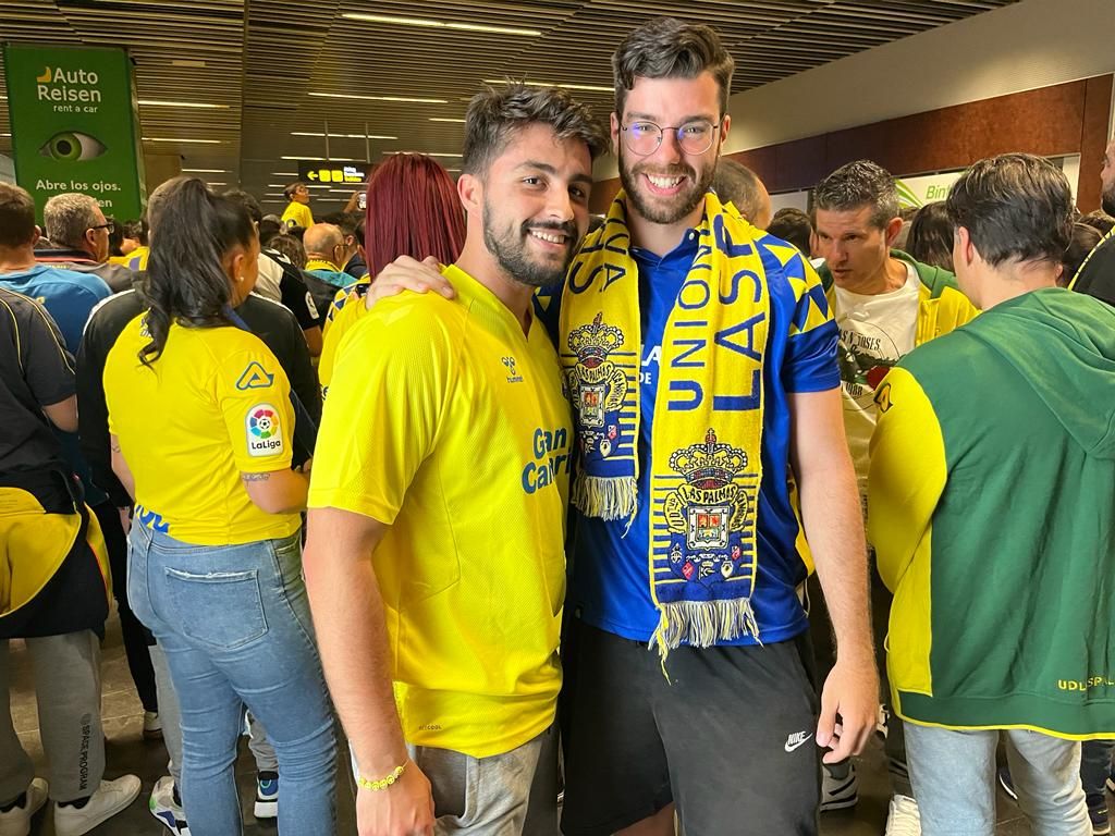 Aficionados reciben a la UD en el aeropuerto tras la victoria ante el Cartagena