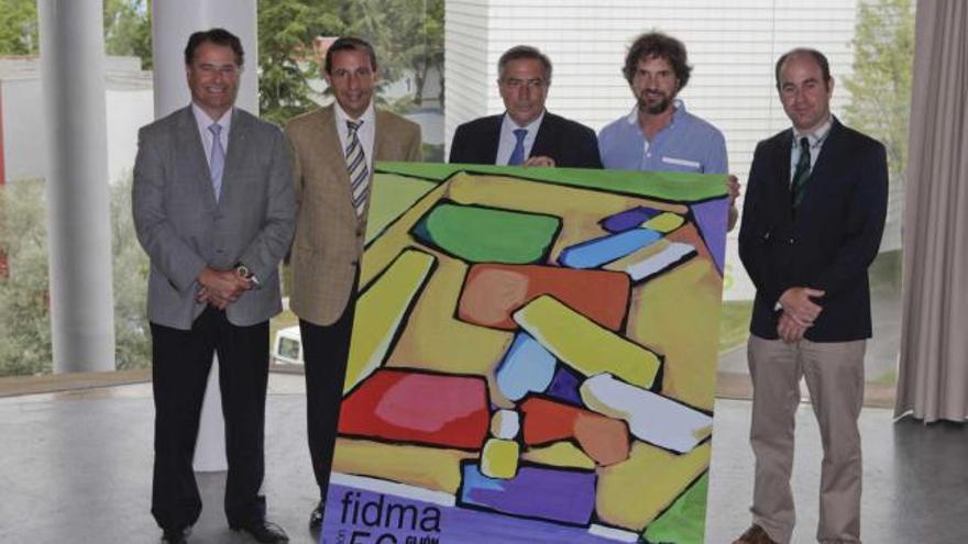 Por la izquierda, Félix Baragaño, Pedro López Ferrer, Álvaro Muñiz, Vladimir González y David Argüelles, ayer, con el cartel de la 56.ª edición de FIDMA en la sala mirador del Palacio de Congresos de Gijón.