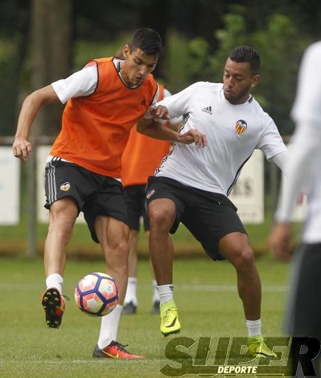 La plantilla entrena bajo la lluvia con el 'shock'