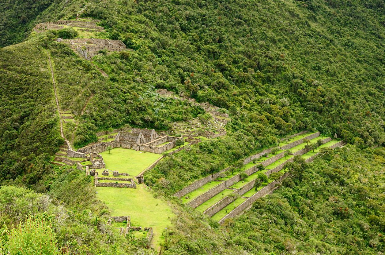 El viajero más despistado podría confundir Choquequirao con Machu Picchu.
