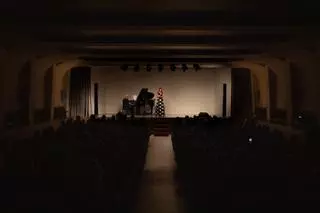 Yolanda Marín emociona a Elda en la gala por la ELA con un aforo completo