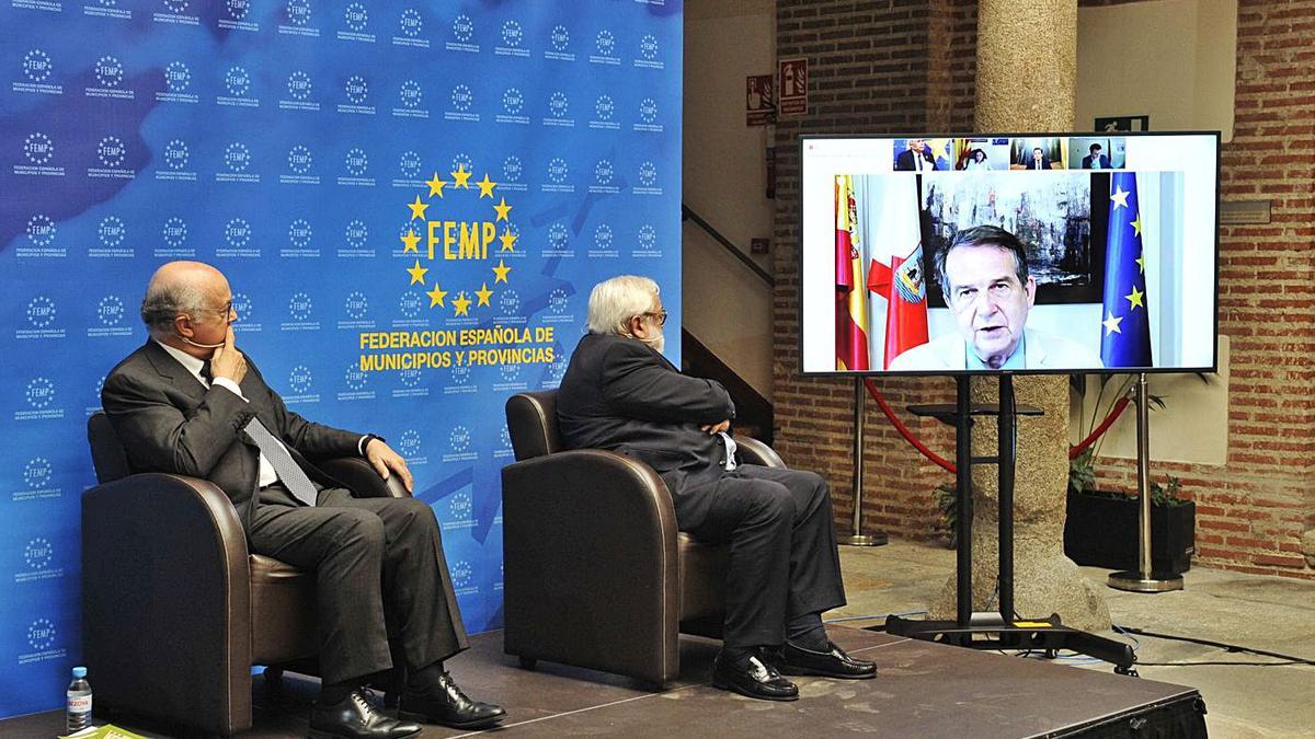 Intervención de Caballero en el aniversario de la FEMP ante miembros de la ejecutiva.  |  // FDV