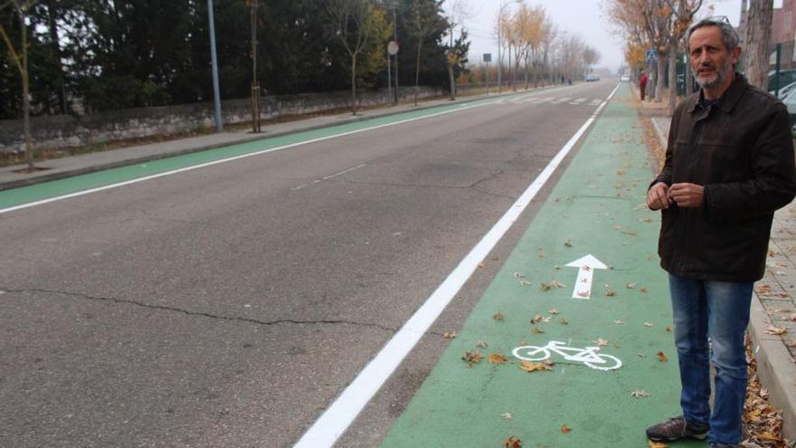 El concejal Romualdo Fernández, junto al carril bici.