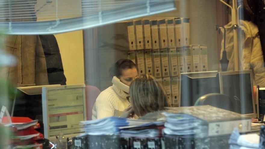 La derecha acusa al Principado de cargar "su ineptitud" a los funcionarios con el nuevo sistema para evaluar su trabajo