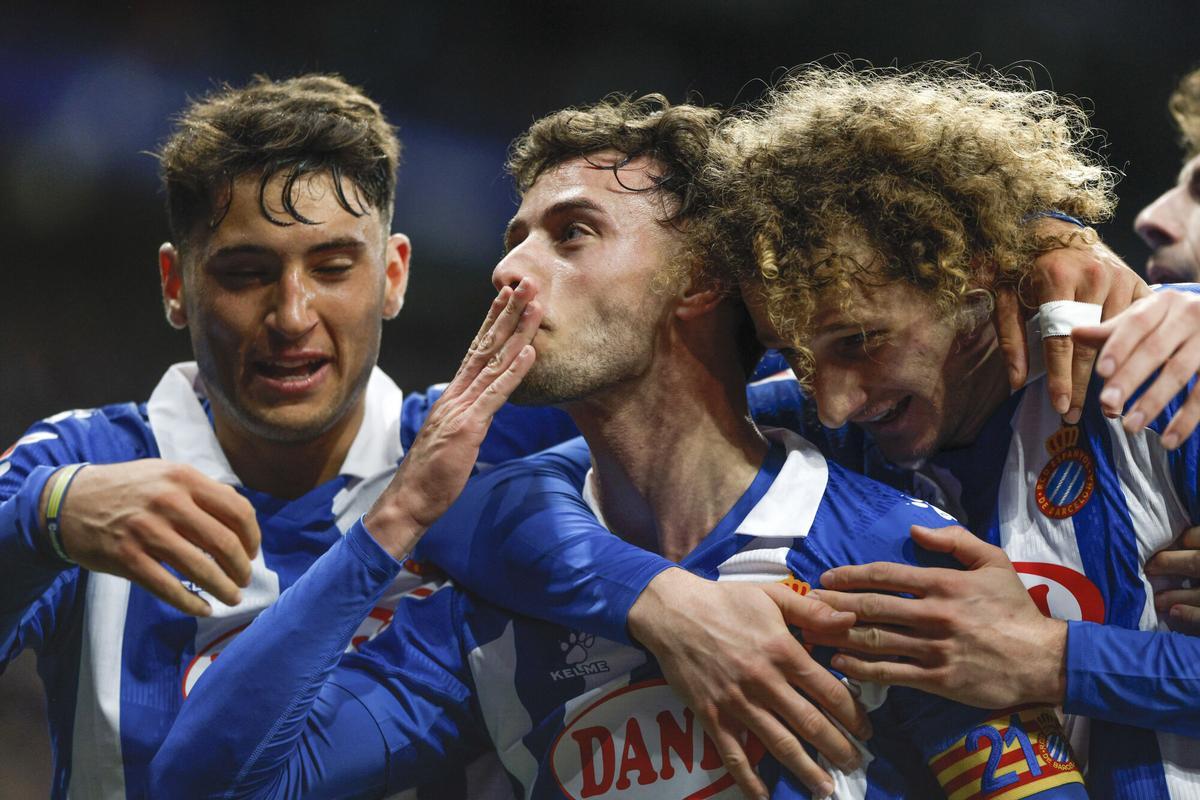 Puado, en el centro, celebra el 1-0, felicitado por Véliz y Král.