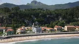 La playa de Ribadesella reabre al baño pero mantiene una zona restringida "por precaución"