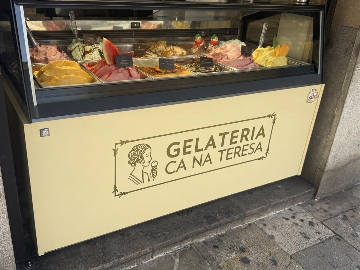 Los helados expuestos en el local con sabores como crema cremada o kinder