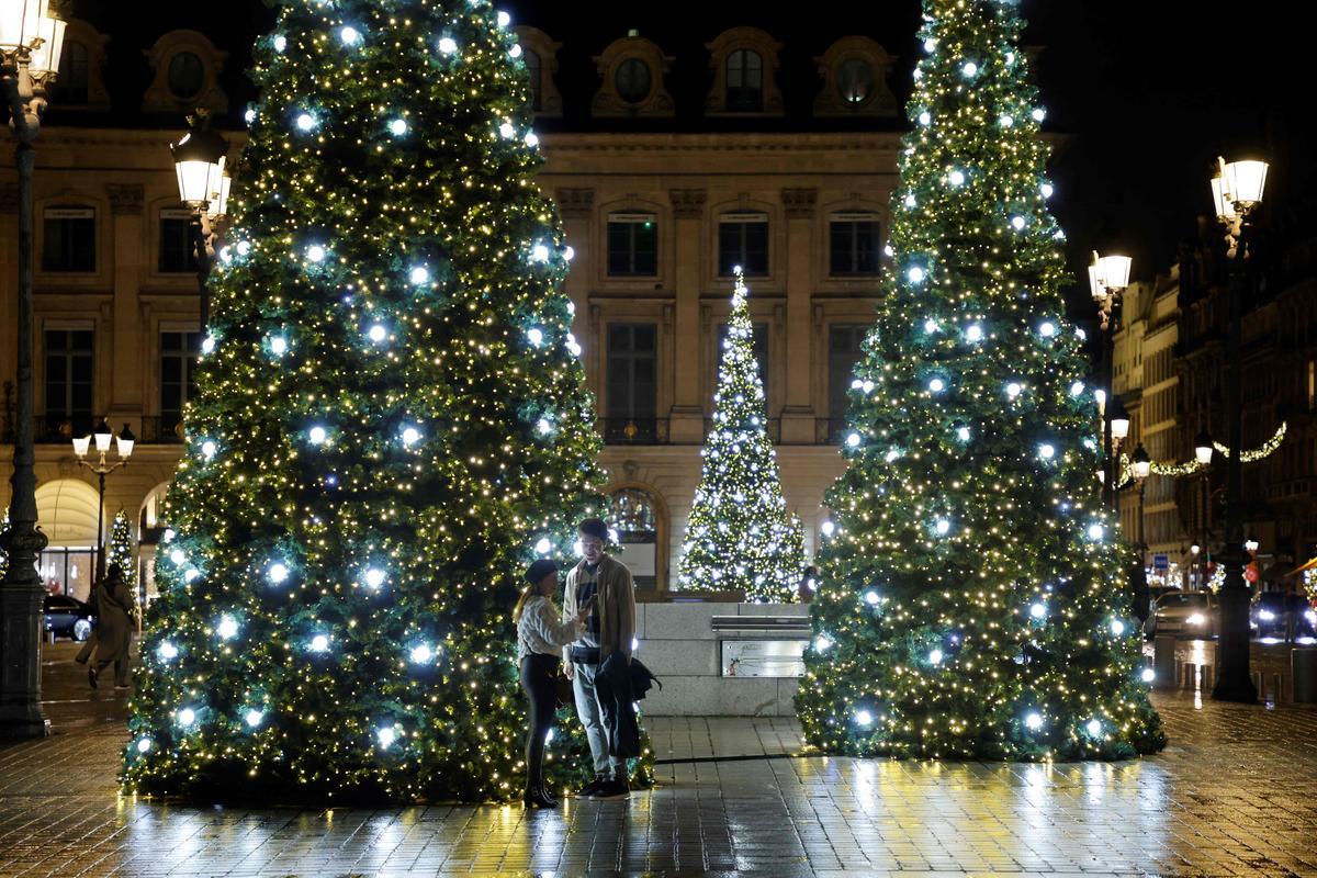 Árboles de Navidad iluminados en la Place Vendome, en París.