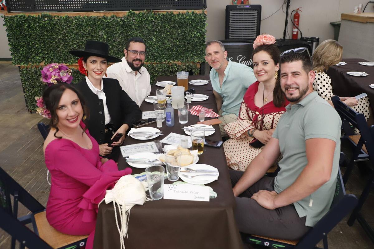 Familias, compañeros de trabajo y amigos de toda la vida convierten cada caseta en un punto de encuentro marcado por la tradición y las ganas de volver a verse un año más Familias, compañeros de trabajo y amigos de toda la vida convierten cada caseta en un punto de encuentro marcado por la tradición y las ganas de volver a verse un año más