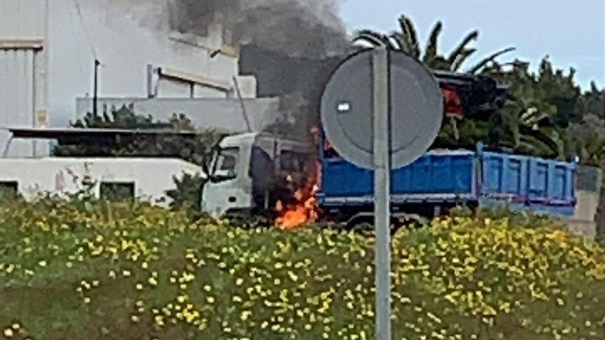 Arde un camión en la carretera de Sant Antoni a Ibiza.
