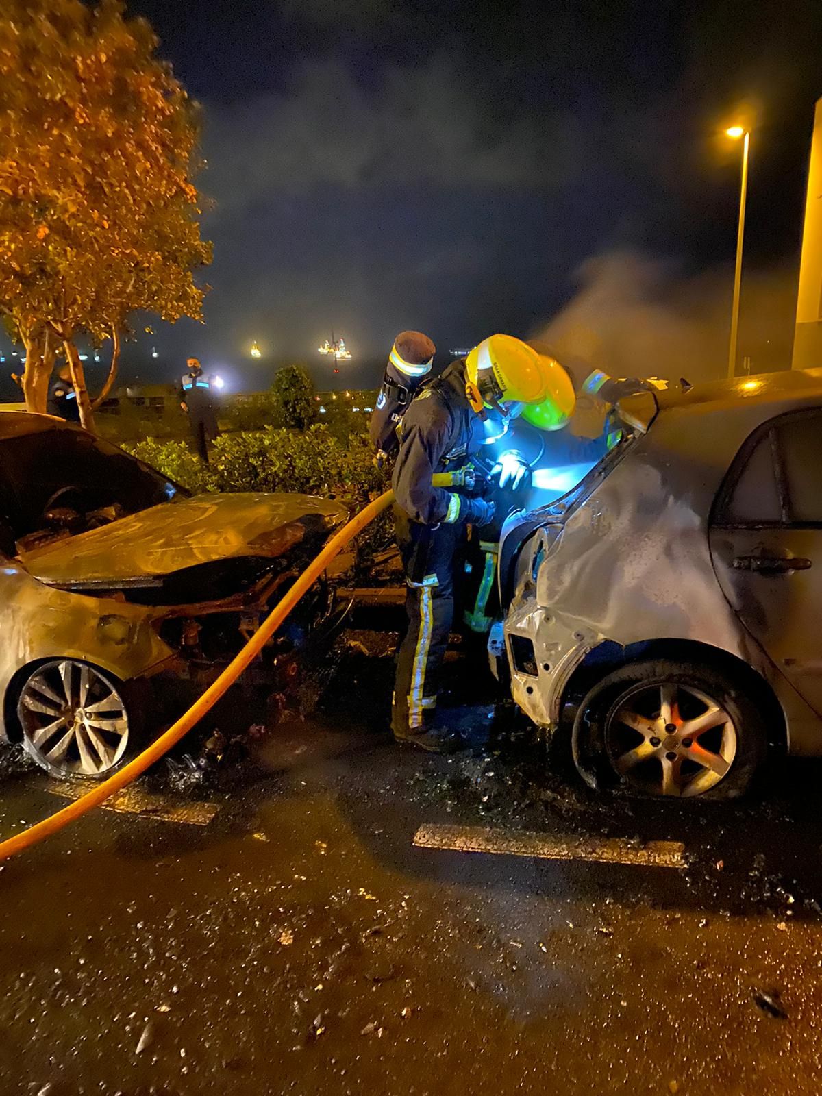 Arden dos coches en Jinámar